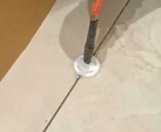 瓜州瓷砖空鼓维修公司专业解答瓷砖在铺贴过程中，如果没有涂抹均匀到位的粘结材料（如水泥砂浆或瓷砖胶），可能会导致以下问题